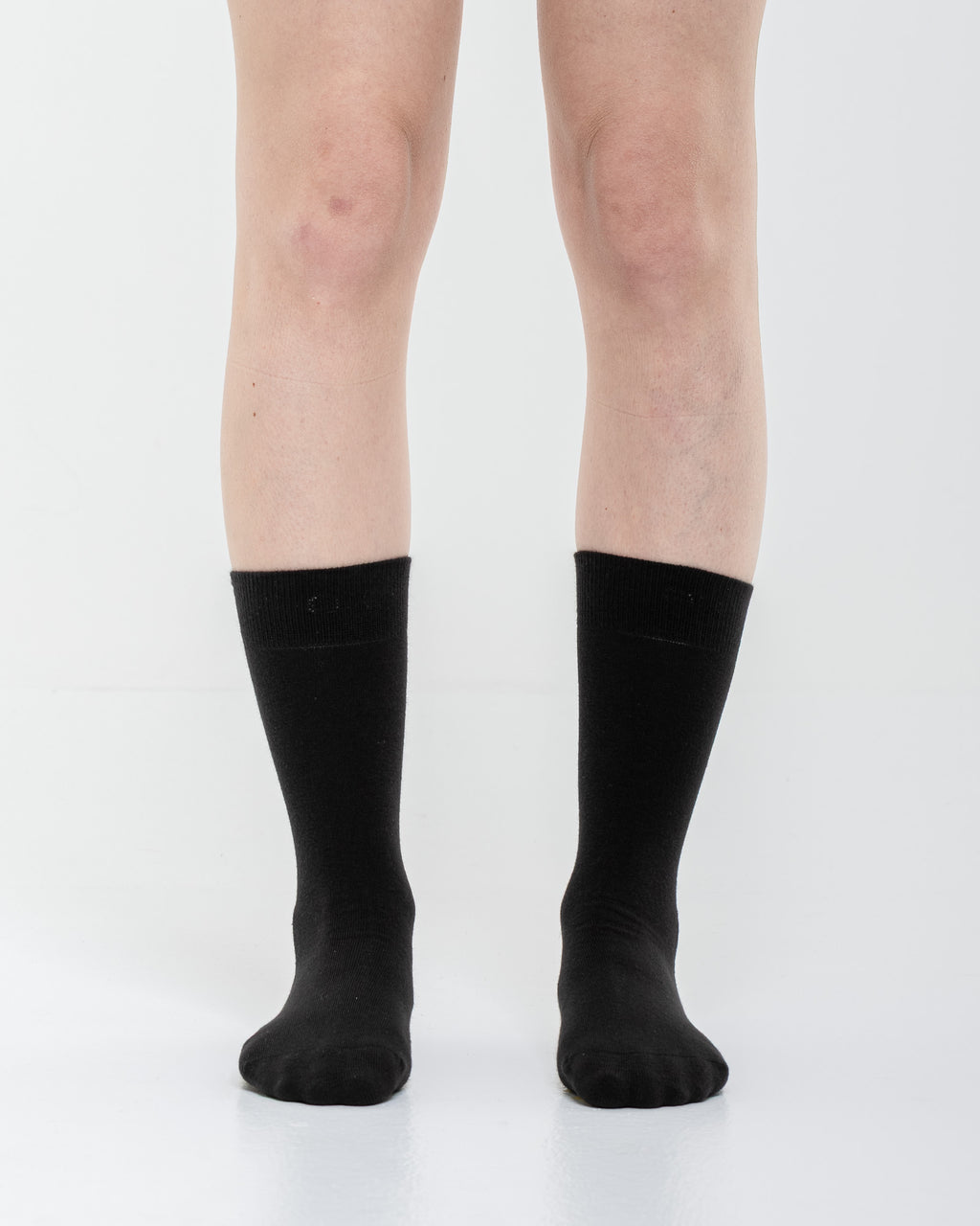Cardo Radura Field Half Calf socks in black, front view on a model against a white background.