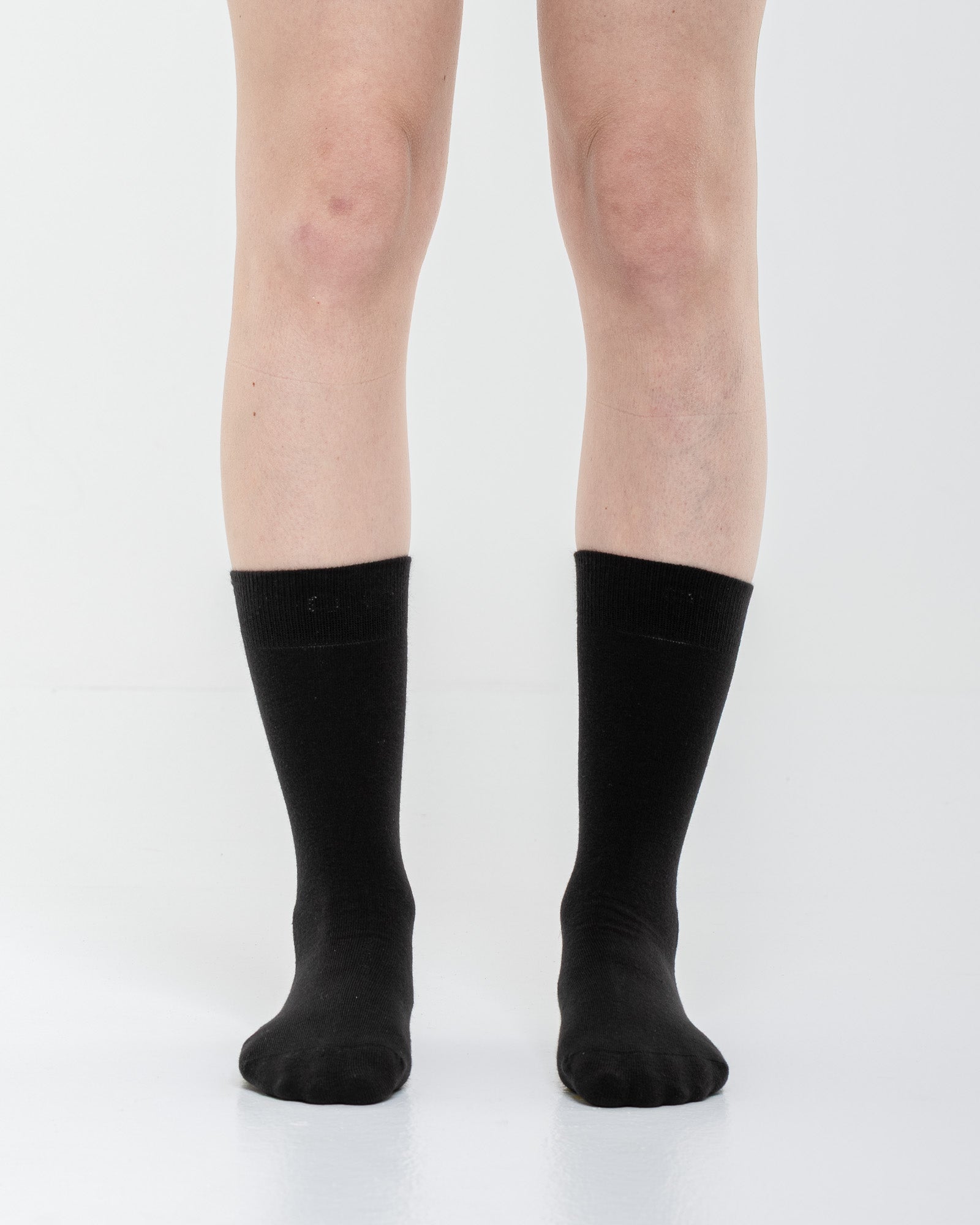 Cardo Radura Field Half Calf socks in black, front view on a model against a white background.