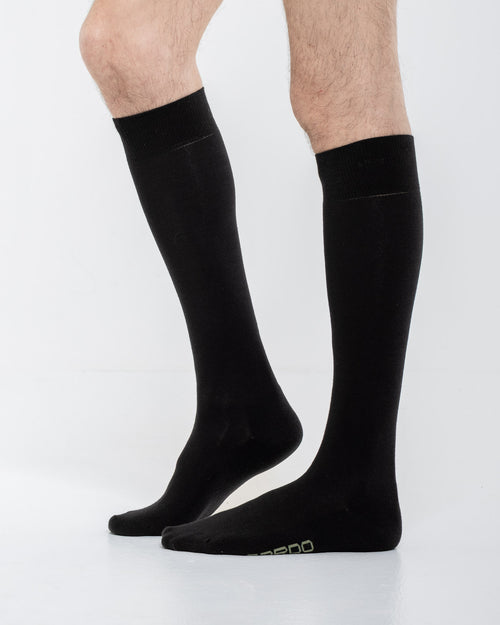 Cardo Radura Field Knee High socks in black, side view on a model against a white background.