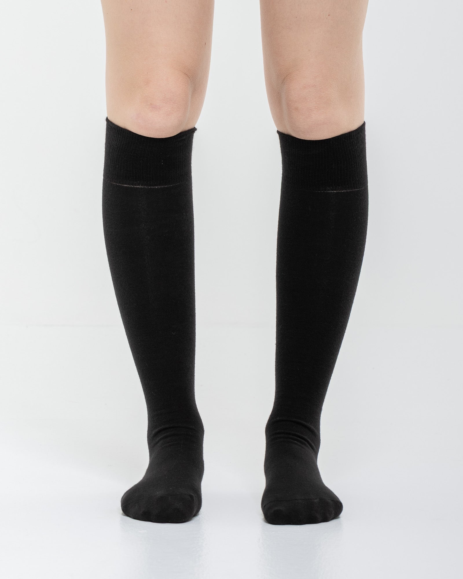 Cardo Radura Field Knee High socks in black, front view on a model against a white background.