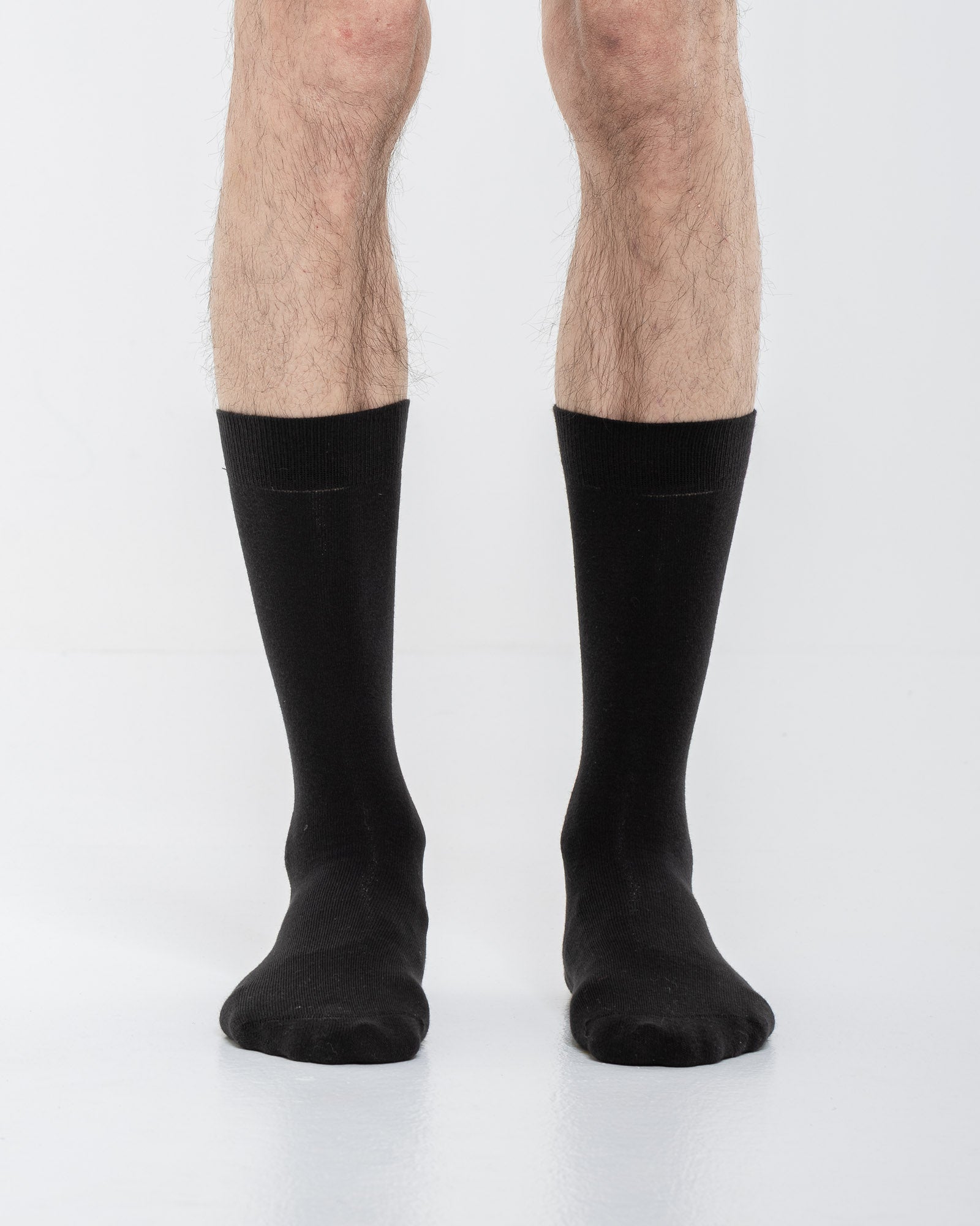 Cardo Radura Field Half Calf socks in black, front view on a model against a white background.