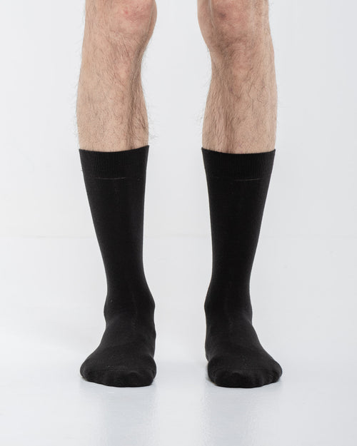 Cardo Radura Field Half Calf socks in black, front view on a model against a white background.
