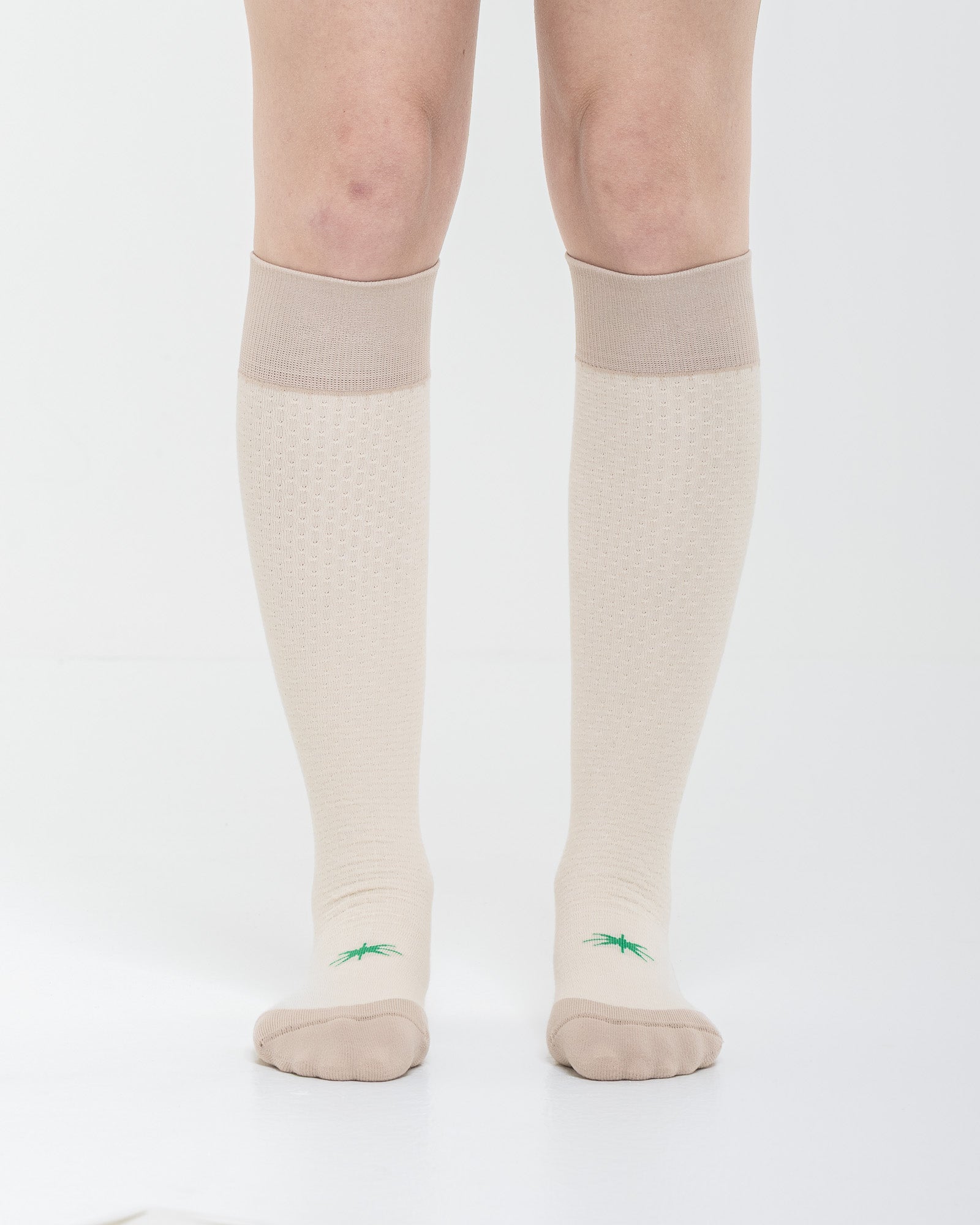 Cardo Radura Strata Lite Knee High socks in Dove, front view showing the contrasting toe and cuff.