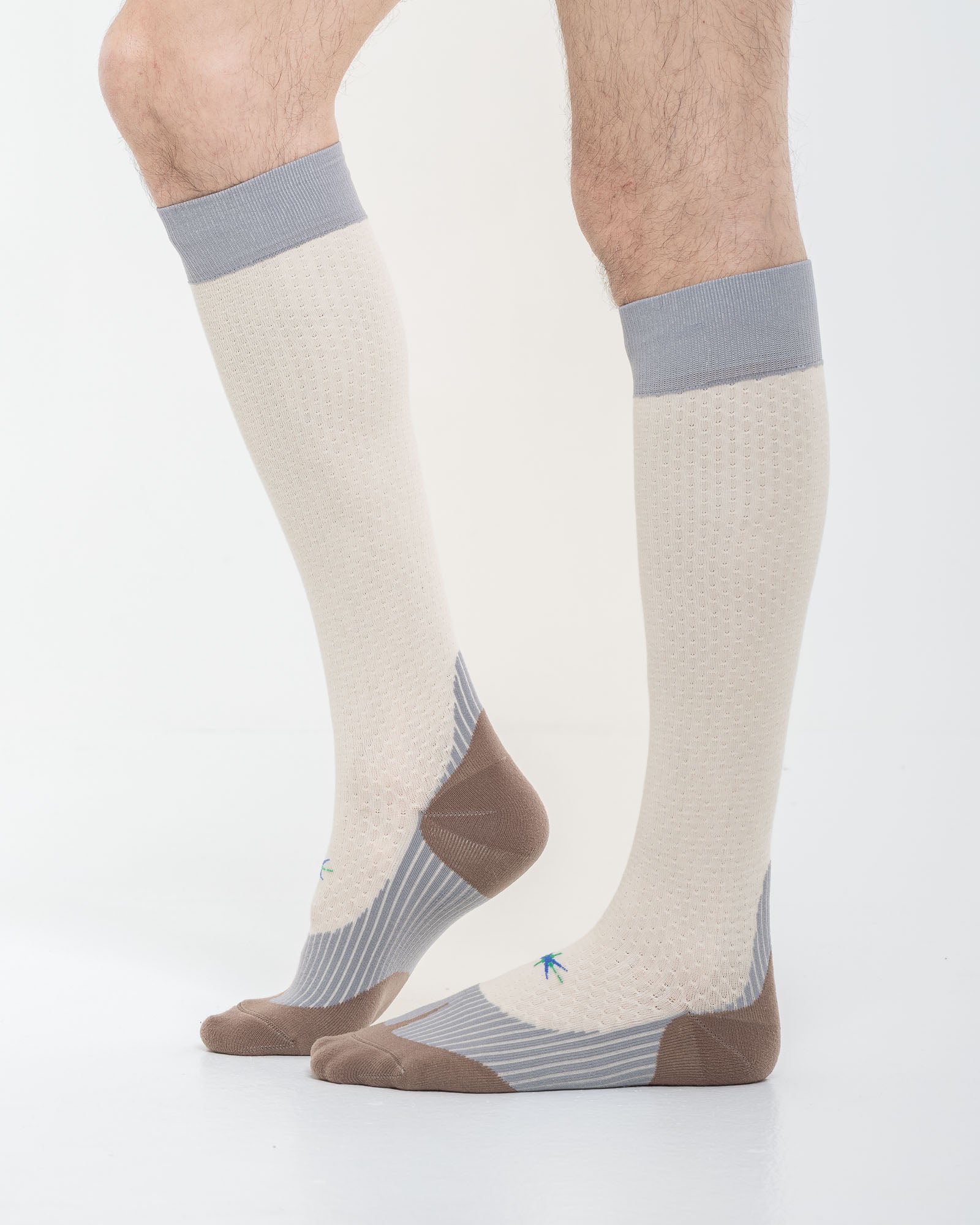 Cardo Radura Strata Knee High socks in ecru, grey and brown, side view showing the cushioned sole and heel.